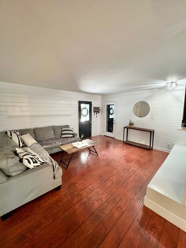Building Photo - Spacious Remodeled Home Near El Dorado Park