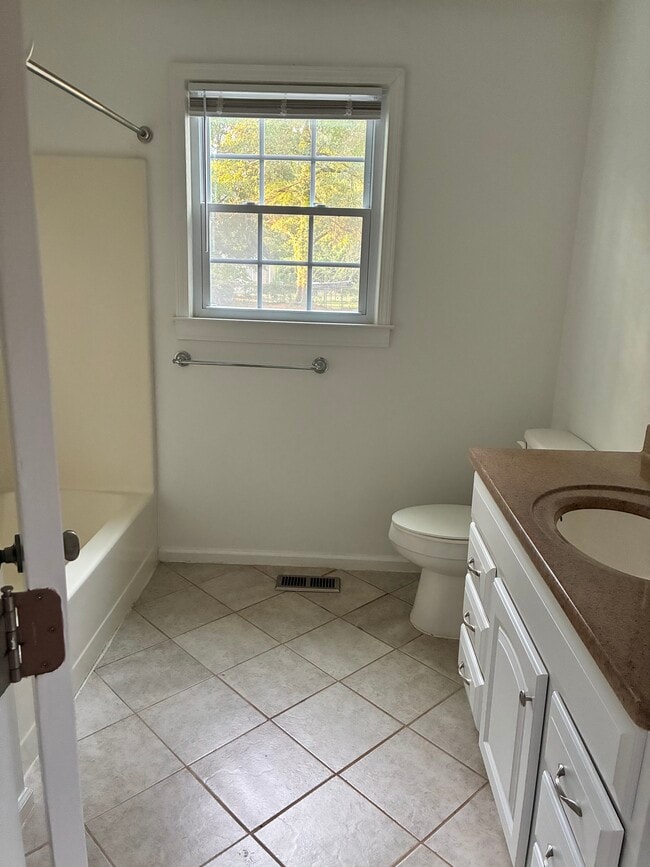 Building Photo - 906 Cherokee Rd