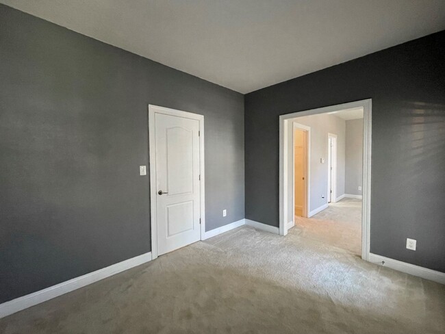 Building Photo - Fabulous Townhome In Lexington! Attached G...