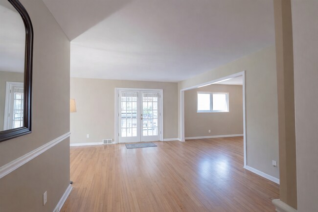 Building Photo - $500-off First Month Rent! 3 Bedroom 2 bathroom home in East Memphis!