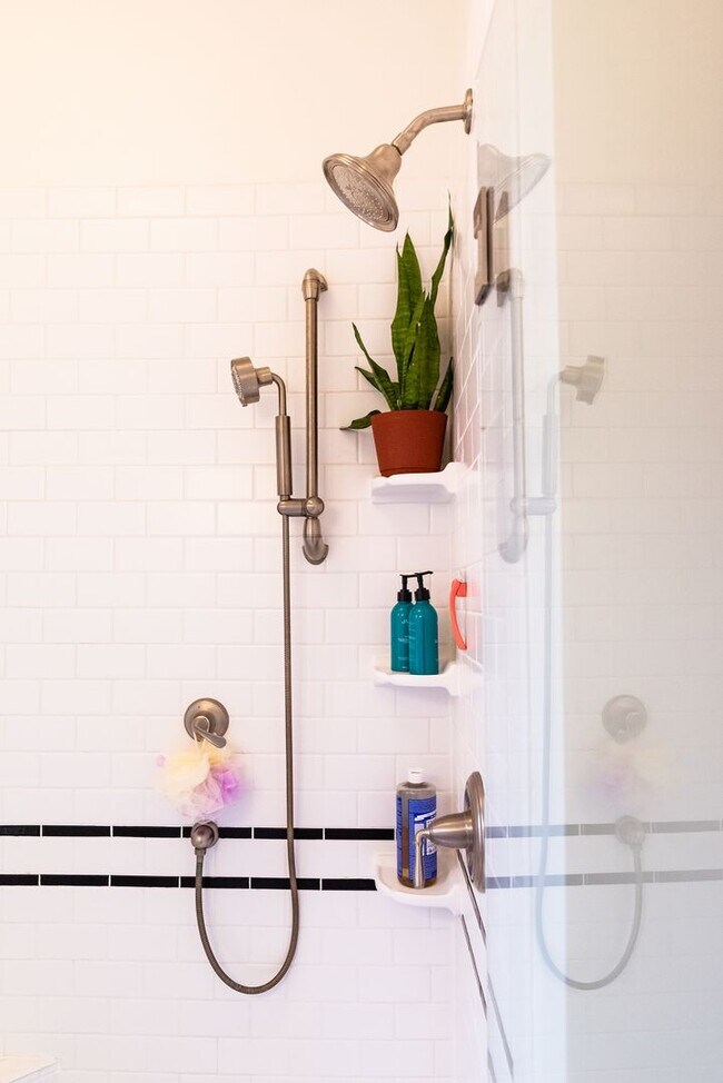 Building Photo - Beautiful 1 Bedroom In One Of Portlands Most Historic Buildings