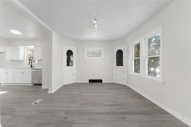 Building Photo - 3406 Henderson Rd