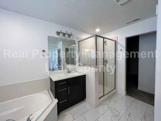 Building Photo - Cute townhome in Highland