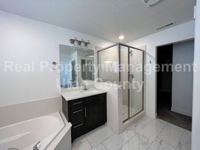 Building Photo - New Lower Price! Cute townhome in Highland