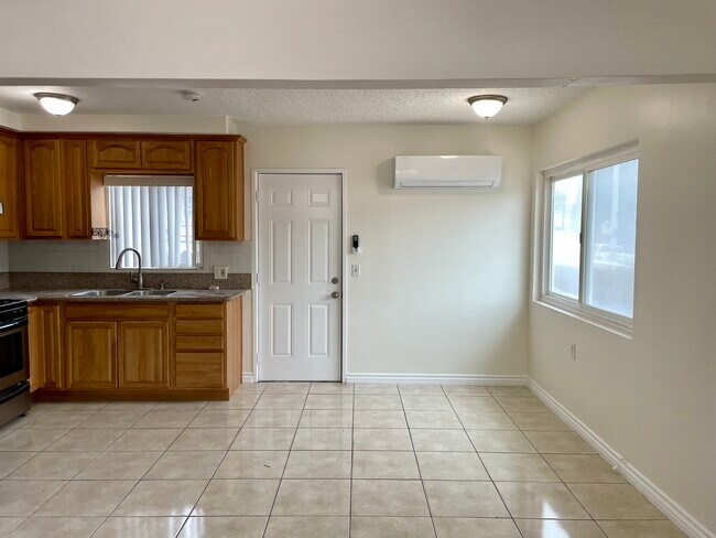 Building Photo - 4553 Huntington Dr N