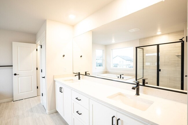 Building Photo - Stunning new construction!