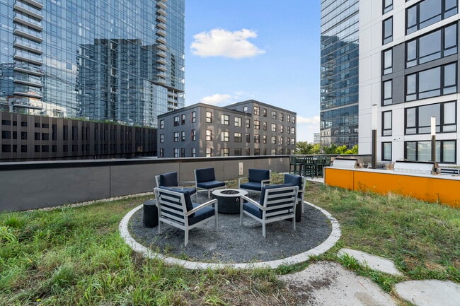 Building Photo - Central 4BR Apartment – Modern Living in Chicago