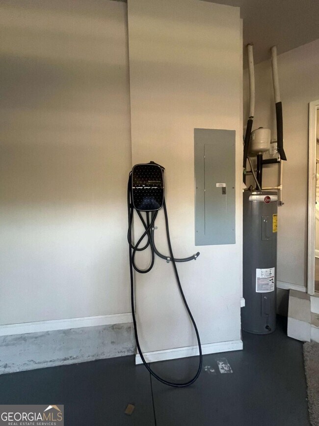 Building Photo - 225 Holdings Dr