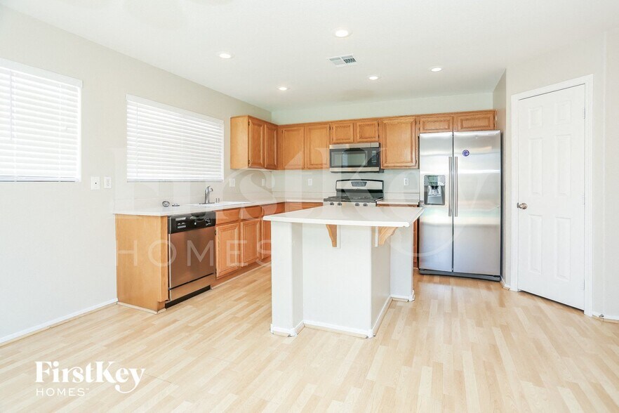 Building Photo - 718 Azure Banks Ave