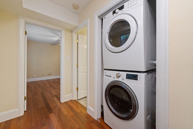 Building Photo - 2 Bed/2 Bath Apartment Located in The Highly Desirable Village District.