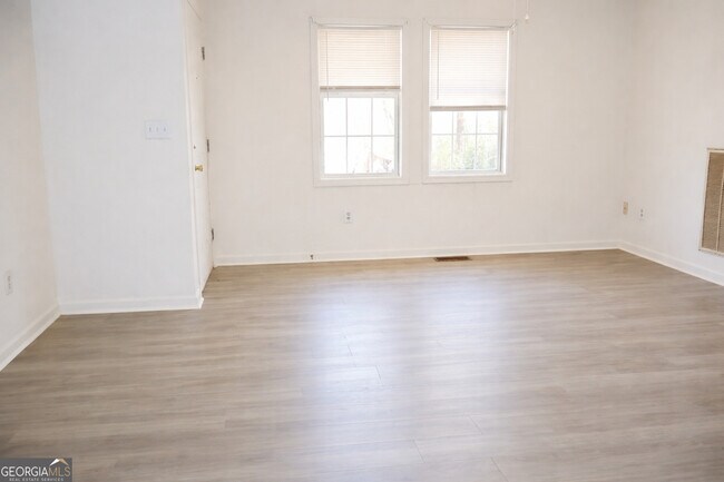 Building Photo - 120 Shamrock Ln