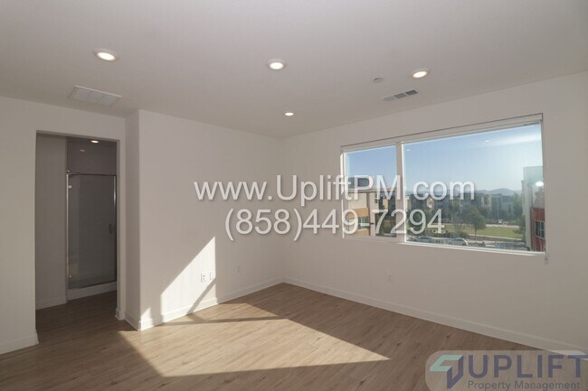 Building Photo - 4 Bed 3.5 Bath Townhome in Chula Vista w/ Washer/Dryer and 2-Car Garage