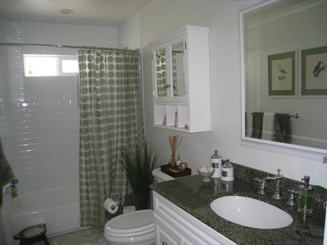 Second bathroom - 2542 Kelton Ave