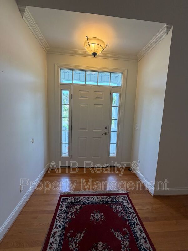 Building Photo - 713 Trail's End Dr