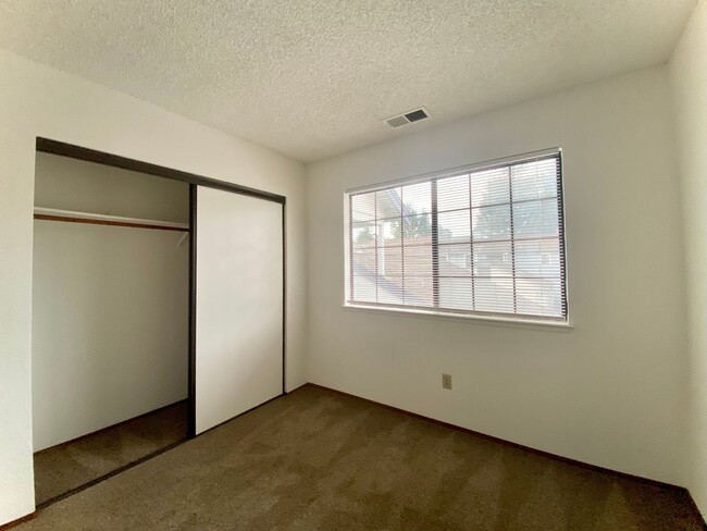 Building Photo - Charming 2-bedroom Condo for Rent! - Arden...