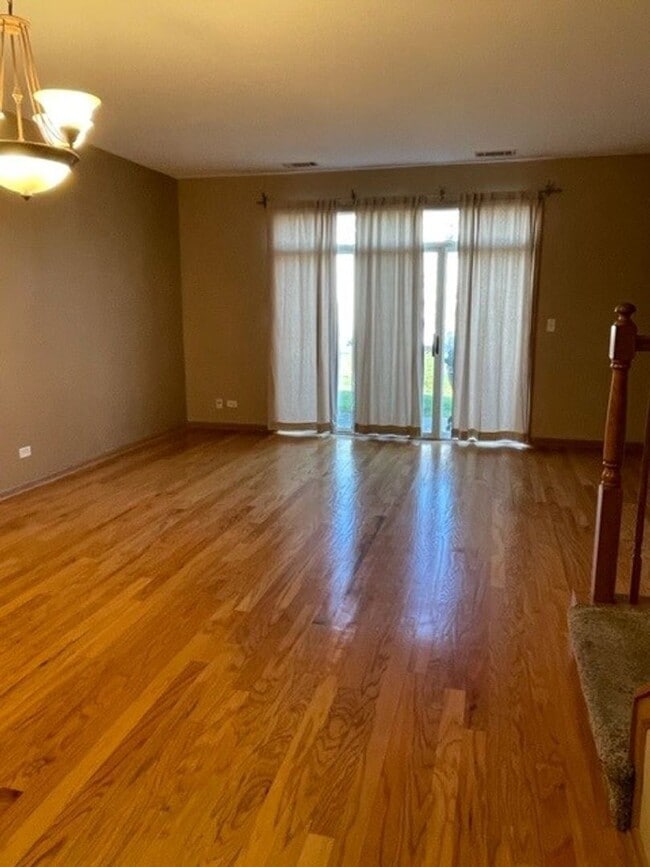 Building Photo - beautiful 2 bed 2.5 Bath spacious town home