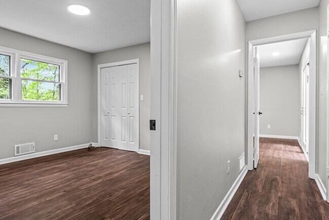 Building Photo - Charming Weatherly Woods Home with In-Law ...