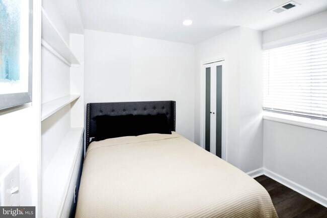 Building Photo - 554 Newcomb St SE