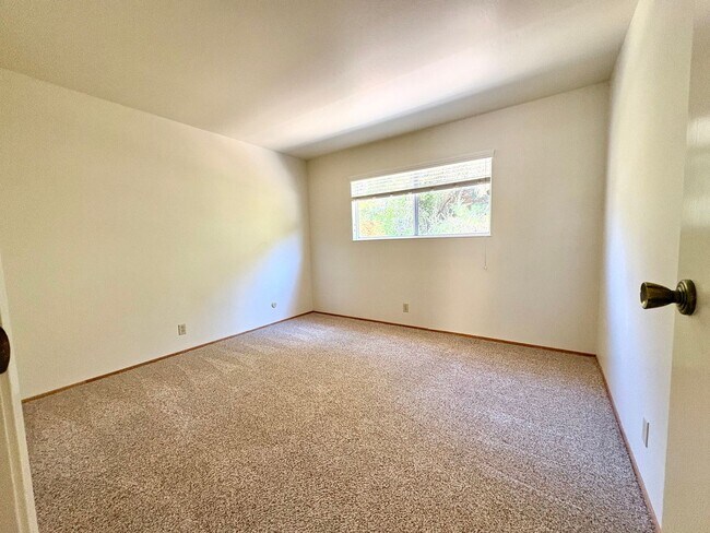 Building Photo - 1732 Las Gallinas Ave