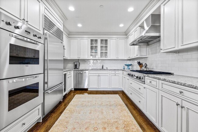 Building Photo - 348 Beacon St