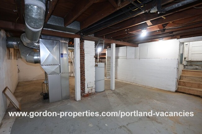 Building Photo - NE Holland St - vintage Woodlawn 2 bedroom...