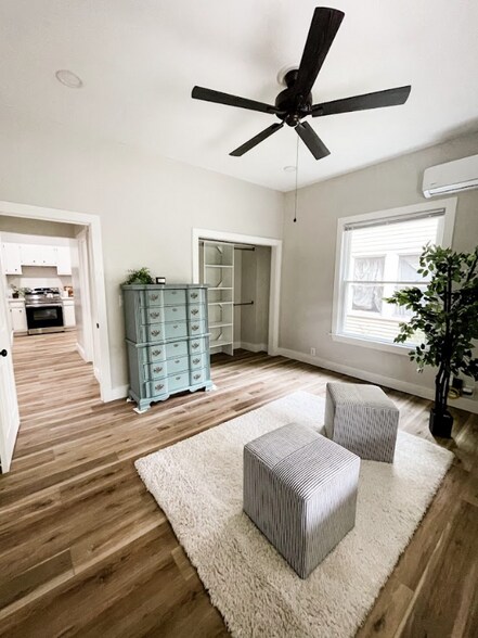 Building Photo - 410 W Maple St