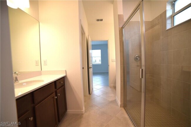 Building Photo - 2665 Vine Ave