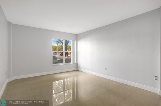 Building Photo - 4156 Inverrary Dr