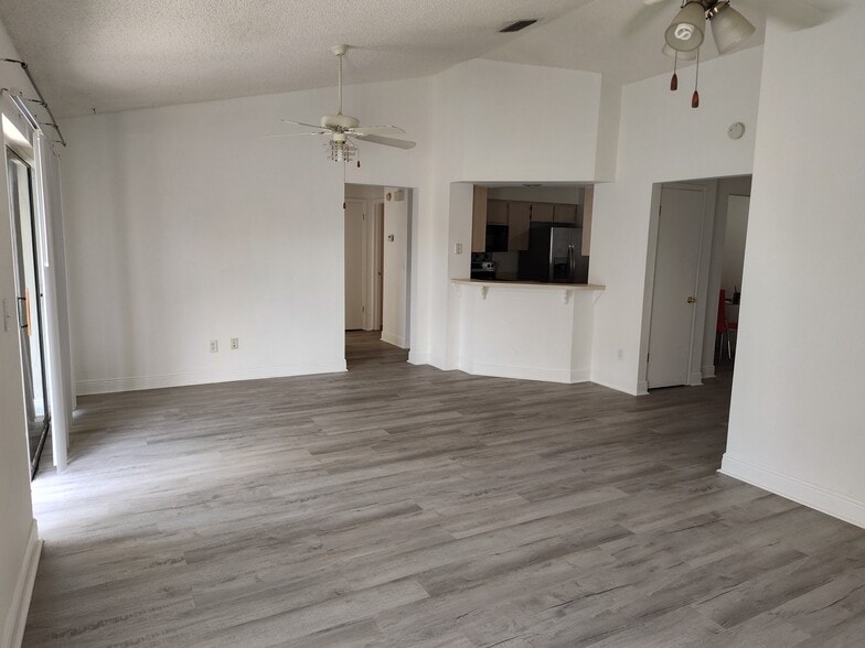 Building Photo - 5202 Oceanside Ct