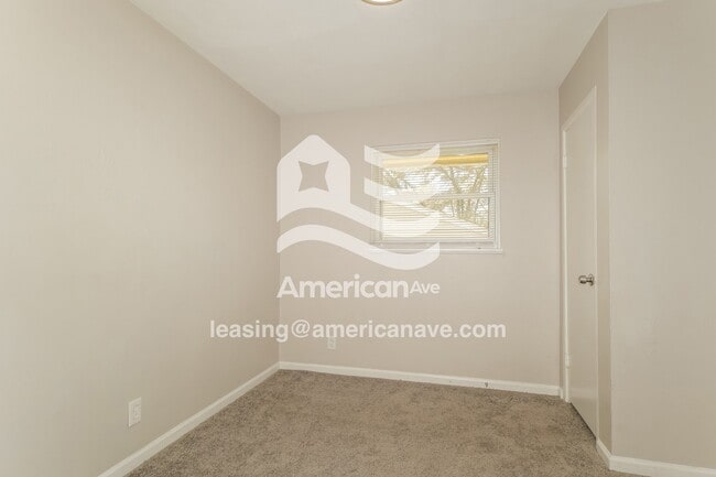 Building Photo - 221 Mc Alpine Dr