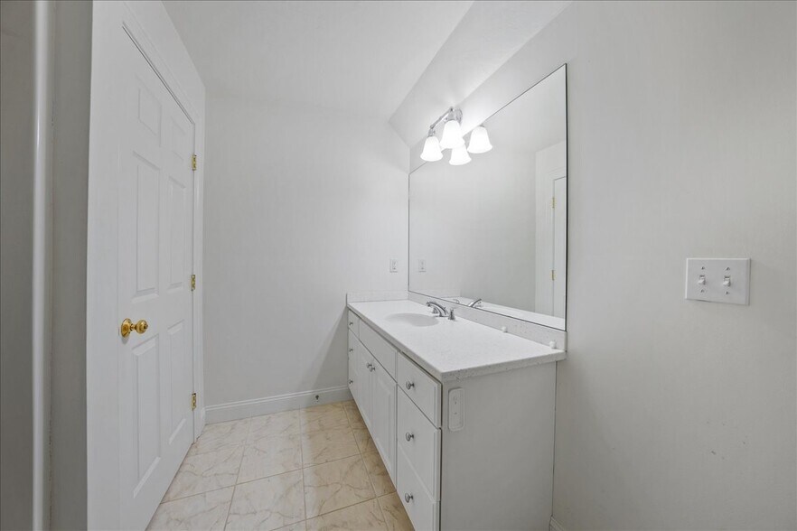 Building Photo - 6 Longview Cir