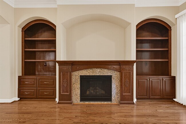 Building Photo - 2736 Cortlandt St