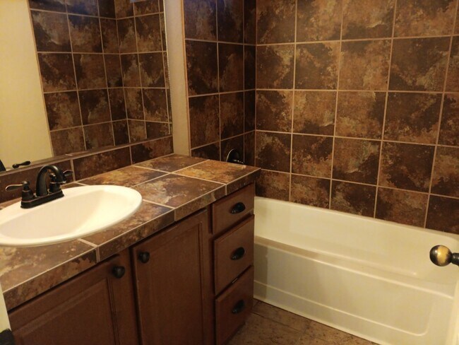 Building Photo - 4 Bedroom, 2 Bathroom! Lovely Home! Schedule a Showing!