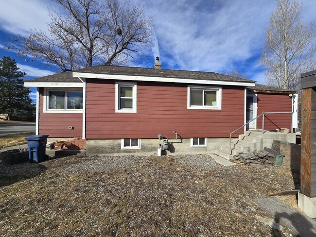 Building Photo - 417 E Tamarack St