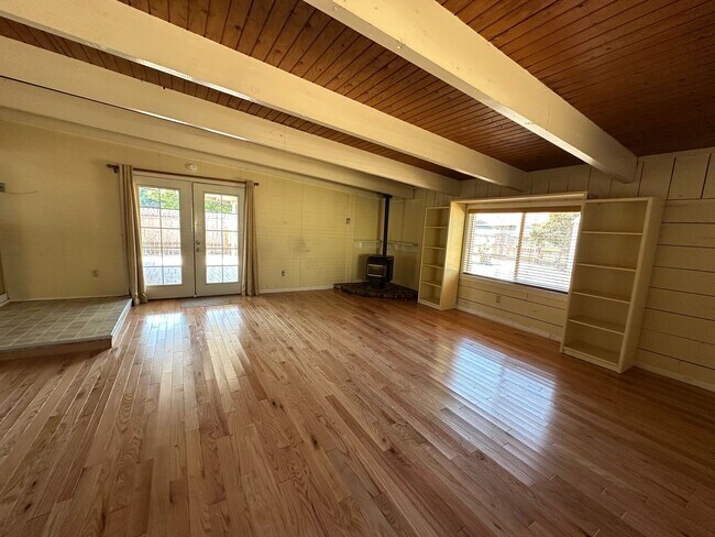 Building Photo - Very Clean 3 Bedroom 1 Bath Home With Cent...