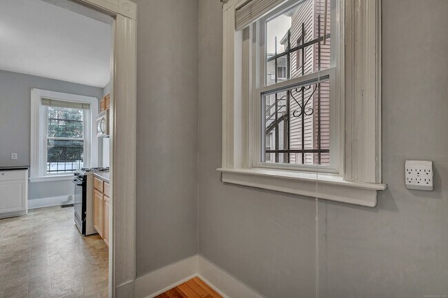 Building Photo - 108 William St