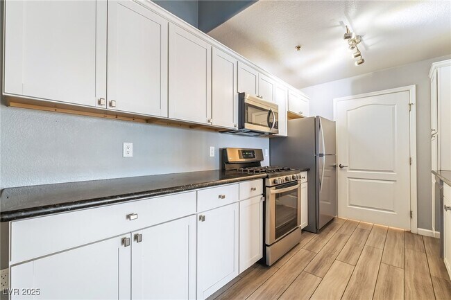 Building Photo - 950 Seven Hills Dr