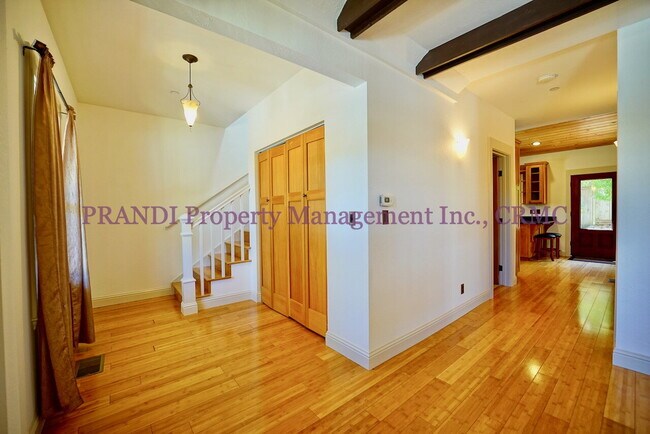 Building Photo - Gerstile Park Gem, With Upgraded Finishes ...