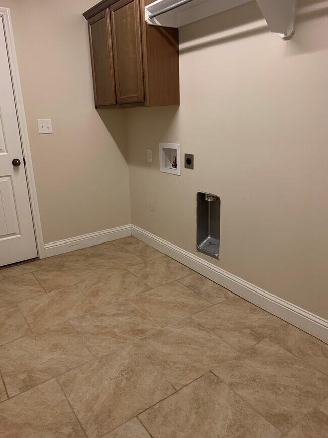 Building Photo - 905 E 98th St