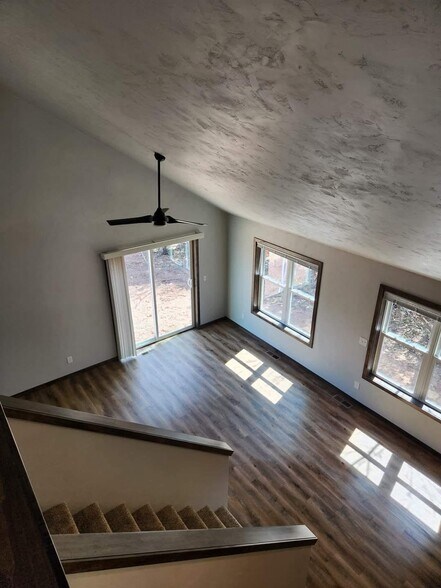 Building Photo - 556 Grove St