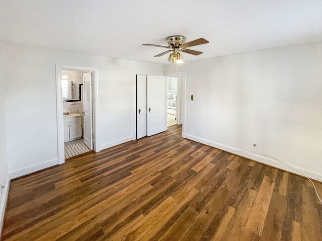 Building Photo - LOCATION LOCATION LOCATION!!! 3 Bedroom/ 2...
