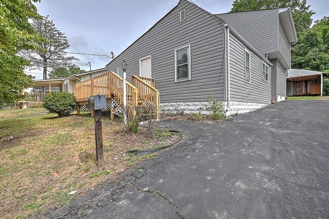 Building Photo - 4 Bedrooms 3 Baths Bristol TN