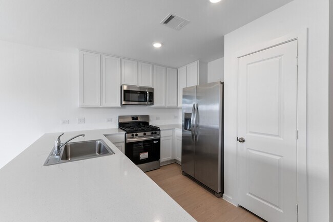 Building Photo - 3041 Majestic Sunrise Dr