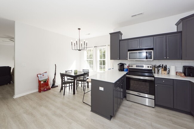 Building Photo - 4 Bedroom 2.5 Bath House in Woodland Lakes - Goose Creek