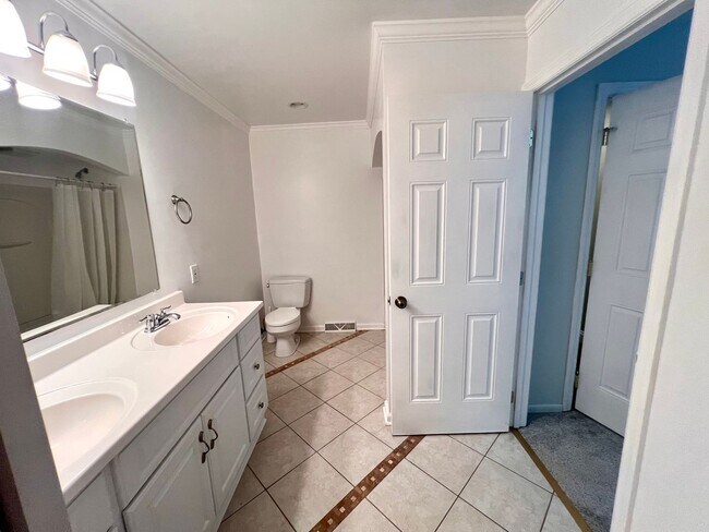 Building Photo - Cranberry - 6 bedroom 4 bathroom - Stunnin...