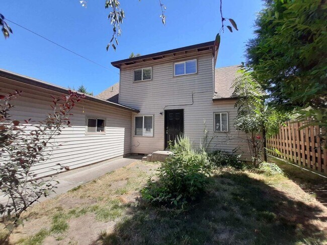 Building Photo - Spacious 5 bedroom/1.5 bath home in Spring...