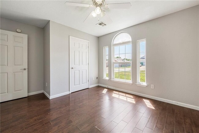 Building Photo - 520 Dewberry Ln