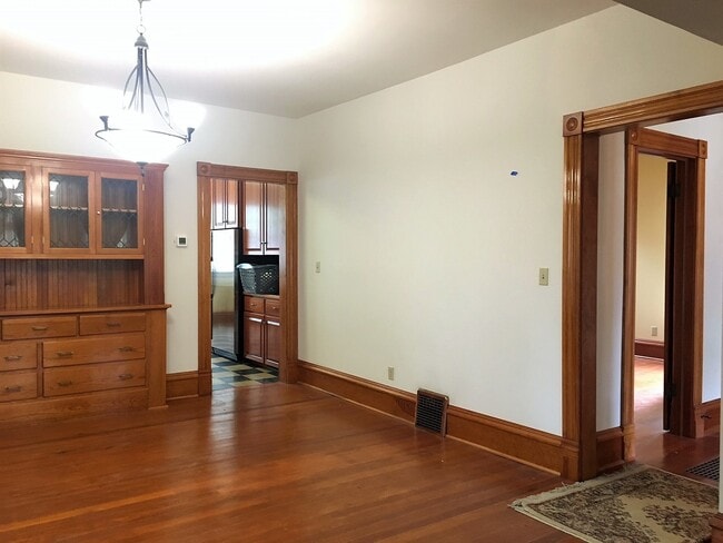 Building Photo - Northwest Area 4 Bedroom 2 Bath Bungalow