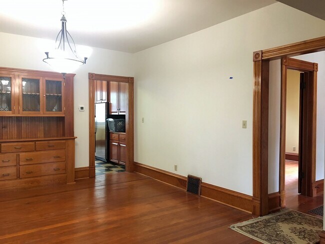 Building Photo - Northwest Gem: Spacious 4 Bedroom, 2 Bath Bungalow