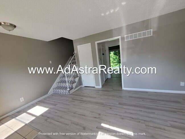Building Photo - Spacious and Affordable Olathe Townhome-Available NOW!